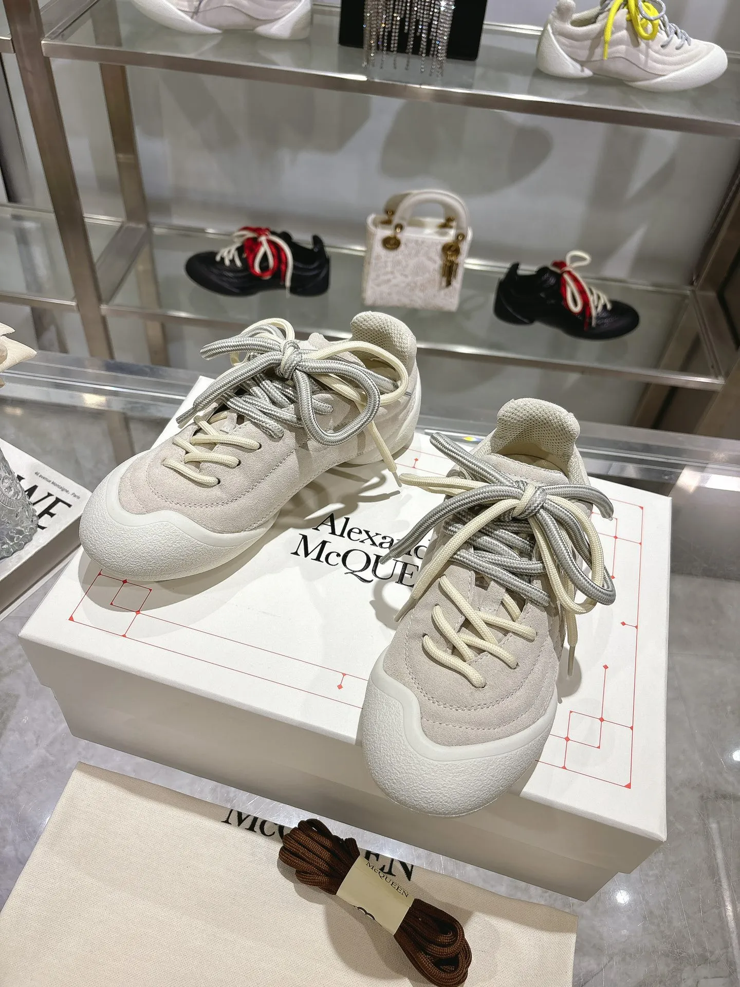p580💰Couple model 𝐀𝐥𝐞𝐱𝐚𝐧𝐝𝐞𝐫 𝐌𝐜𝐐𝐮𝐞𝐞𝐧#/Alexander McQueen’s latest Flexion series, retro, casual, sneakers, original purchase, development, production, this Flexion Off Low-top sneakers in white grained leather with varying sized laces and an anatomically inspired lightweight segmented sole. The reverse skull pattern is embossed on the heel. Fabric: Original customized imported first-layer cowhide. Lining: Customized imported breathable mesh lining. Sole: Original open-molded non-slip TPU material. Bottom thickness: 2CM. Size: #Female size 35-40 (40 customized, non-refundable) #Men’s code 39-45 (45 customized, non-refundable)